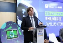 “Siga Antenado”, mais um passo para a implementação da TV 3.0 Brasília (DF), 11/06/2025 - O ministro das Comunicações, Frederico de Siqueira Filho, apresenta o balanço final do programa Siga Antenado. O programa (Siga Antenado) é uma iniciativa do governo federal de substituição das parabólicas tradicionais pelas novas parabólicas digitais nos lares de famílias de baixa renda inscritas no Cadastro Único (CadÚnico). O programa garante a instalação gratuita da nova antena parabólica digital, com mais qualidade de som e imagem e sem custo adicional para o beneficiário.