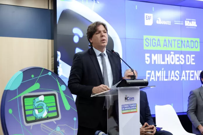 Brasília (DF), 11/06/2025 - O ministro das Comunicações, Frederico de Siqueira Filho, apresenta o balanço final do programa Siga Antenado. O programa (Siga Antenado) é uma iniciativa do governo federal de substituição das parabólicas tradicionais pelas novas parabólicas digitais nos lares de famílias de baixa renda inscritas no Cadastro Único (CadÚnico). O programa garante a instalação gratuita da nova antena parabólica digital, com mais qualidade de som e imagem e sem custo adicional para o beneficiário.