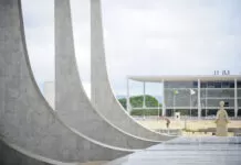 Governo Lula sanciona lei que reestrutura carreiras e reajusta salários do serviço público federal Palácio do Planalto, serviço público, servidores, governo, executivo