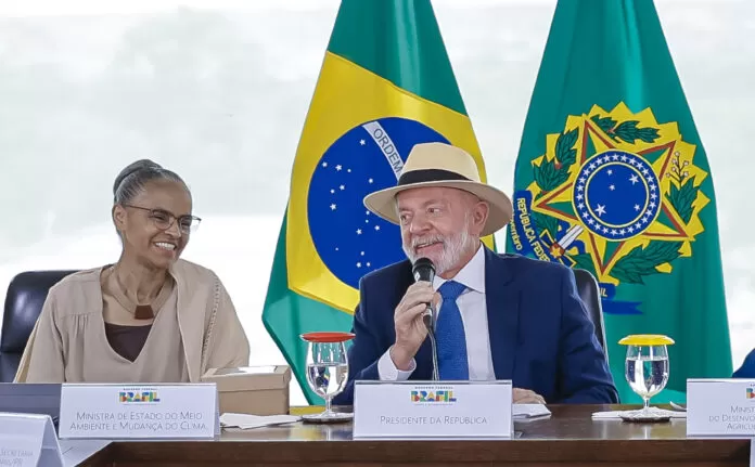 Presidente Lula sanciona projeto de lei Brasília (DF), 07/01/2025 - Presidente da República, Luiz Inácio Lula da Silva ao lado da ministra do Meio Ambiente Marina Silva, durante sanção do Projeto de Lei nº 1970/2019, que institui a Política Nacional para o Manejo Sustentável, Plantio, Extração, Consumo, Comercialização e Transformação do Pequi e demais Frutos e Produtos Nativos do Cerrado.