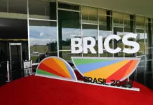 Lula propõe resposta conjunta do BRICS à tarifaço O Congresso Nacional se prepara para a realização do 11º Fórum Parlamentar do Brics, entre os dias 3 e 5 de junho, em Brasília. O evento marca um avanço significativo na consolidação da cooperação interparlamentar entre os países membros, reafirmando o compromisso dos Poderes Legislativos com o fortalecimento do diálogo político, o intercâmbio de boas práticas e a construção de uma agenda comum voltada para o desenvolvimento sustentável, a justiça social e a governança multilateral. Painel do Brics 2025 instalado na entrada do Salão Negro.