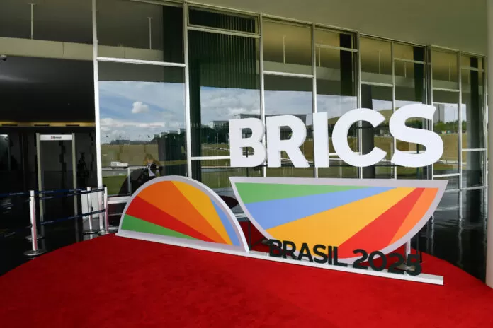 O Congresso Nacional se prepara para a realização do 11º Fórum Parlamentar do Brics, entre os dias 3 e 5 de junho, em Brasília. O evento marca um avanço significativo na consolidação da cooperação interparlamentar entre os países membros, reafirmando o compromisso dos Poderes Legislativos com o fortalecimento do diálogo político, o intercâmbio de boas práticas e a construção de uma agenda comum voltada para o desenvolvimento sustentável, a justiça social e a governança multilateral. Painel do Brics 2025 instalado na entrada do Salão Negro.
