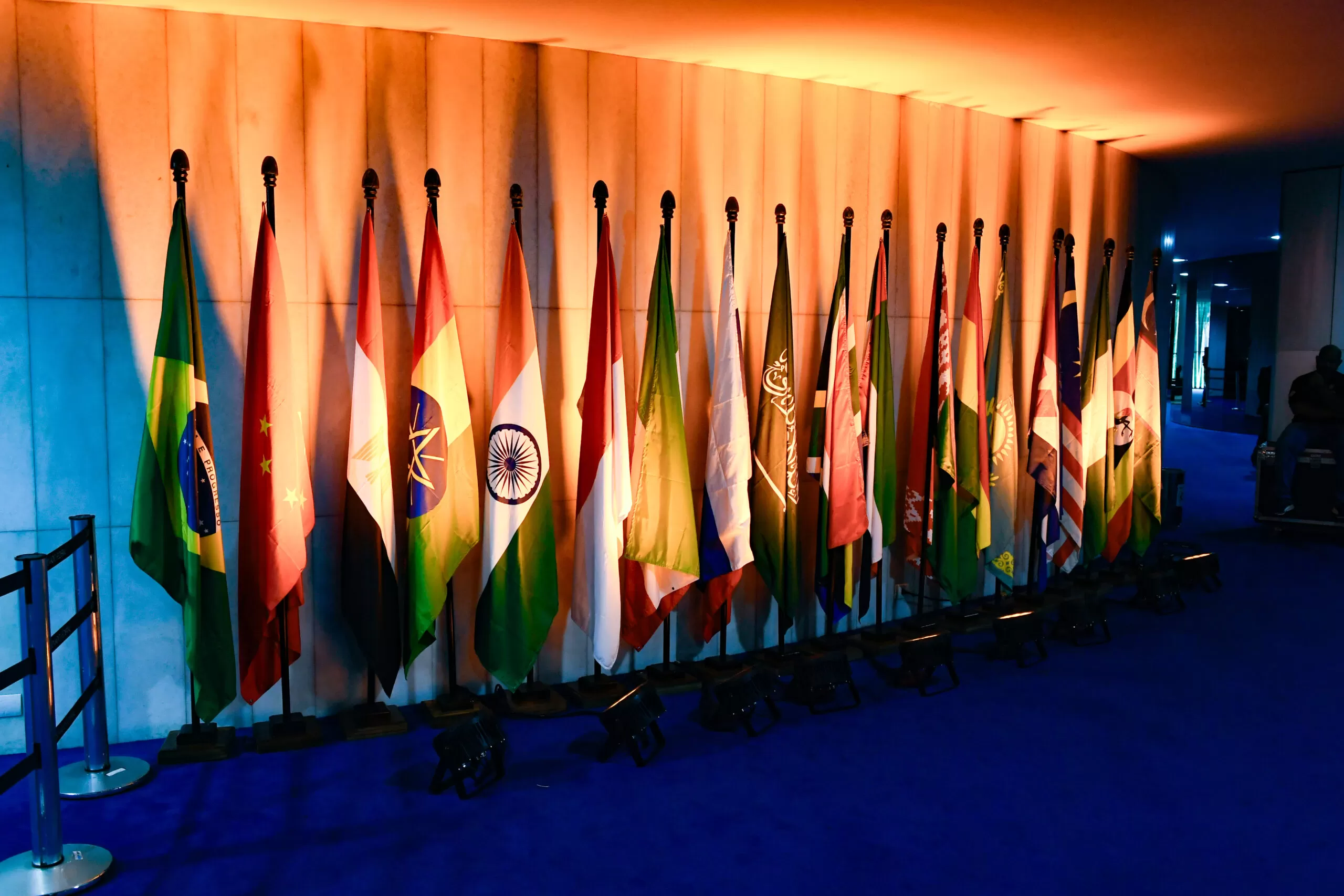 O Congresso Nacional se prepara para a realização do 11º Fórum Parlamentar do Brics, entre os dias 3 e 5 de junho, em Brasília.<br />O evento marca um avanço significativo na consolidação da cooperação interparlamentar entre os países membros, reafirmando o compromisso dos Poderes Legislativos com o fortalecimento do diálogo político, o intercâmbio de boas práticas e a construção de uma agenda comum voltada para o desenvolvimento sustentável, a justiça social e a governança multilateral.<br /> Bandeiras dos países que participarão do Brics 2025 