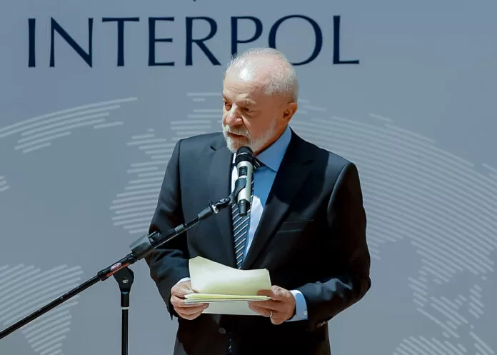 Presidente da República, Luiz Inácio Lula da Silva, durante sessão solene por ocasião da assinatura de Declaração de Intenções entre o Brasil e a Interpol. Sede da Interpol, Lyon - França.  