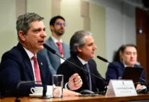 Comissão aprova MP do Crédito Consignado tirando prerrogativas do Ministério da Previdência Mesa: relator da CMMPV 1292/2025, senador Rogério Carvalho (PT-SE); presidente da CMMPV 1292/2025, deputado Fernando Monteiro (Republicanos- PE); relator-revisor da CMMPV 1292/2025, deputado Giacobo (PL-PR).