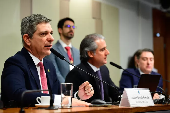 Rogério Carvalho Mesa: relator da CMMPV 1292/2025, senador Rogério Carvalho (PT-SE); presidente da CMMPV 1292/2025, deputado Fernando Monteiro (Republicanos- PE); relator-revisor da CMMPV 1292/2025, deputado Giacobo (PL-PR).