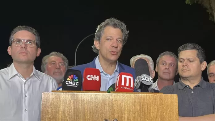 Ministro da Fazenda, Fernando Haddad, presidente da Câmara dos Deputados, Hugo Motta, presidente do Senado, Davi Alcolumbre e líderes partidários da base governista, saindo da residência oficial da Câmara dos Deputados. | Sérgio Lima/Poder360 - 09.jun.2025 IOF