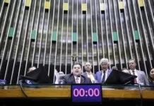 Senado aprova PEC dos precatórios e mantém brecha fiscal para 2026 Davi Alcolumbre em sessão conjunta de análise de vetos.