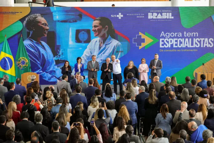 Brasília, (DF) 30/04/2025 - Presidente Luiz Inácio Lula da Silva (c), acompanhado do ministro da Saúde, Alexandre Padilha (c), durante cerimonia do novo programa para acelerar o atendimento e aproximar a população dos médicos especialistas no sistema único de saúde (SUS).