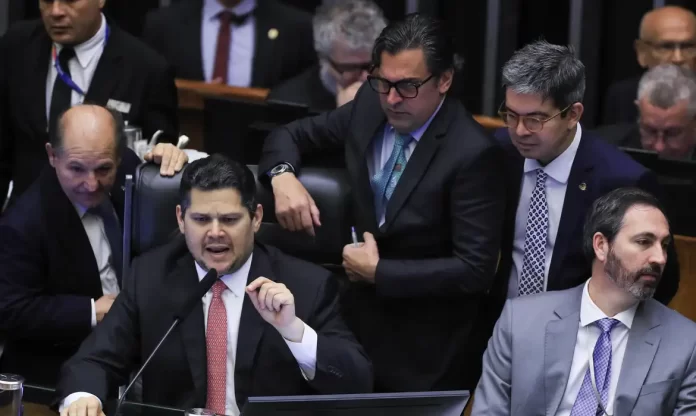 Sessão conjunta do Congresso derruba 11 vetos do presidente Lula.