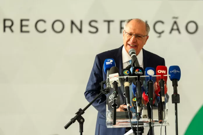 Brasília (DF), 14/07/2025 - Vice presidente, Geraldo Alckmin, durante entrevista após assinatura de medida provisória que concede isenção da taxa de serviço metrológico para verificação de taxímetros.