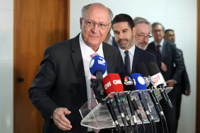 Brasília (DF) 16/07/2025 - O vice-presidente da República e ministro do Desenvolvimento, Indústria, Comércio e Serviços, Geraldo Alckmin, fala durante entrevista coletiva após participar de reunião com Abrão Neto, Presidente da Câmara Americana de Comércio para Brasil - AMCHAM Brasil, para discutir medidas à tarifa de 50% dos EUA.