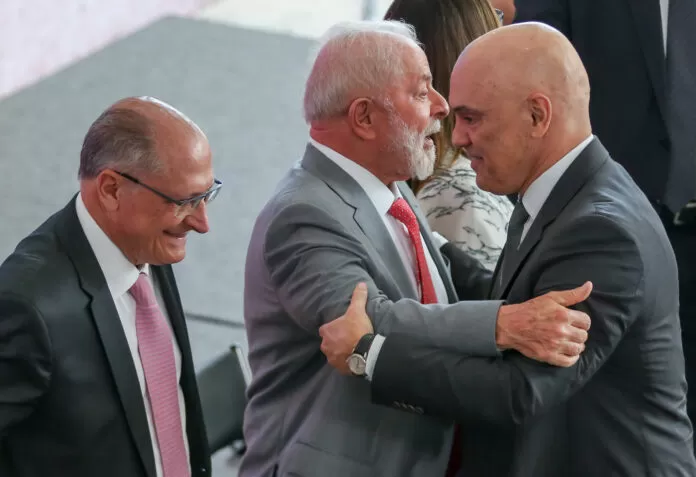 Brasília (DF), 11/12/2023, O presidente do TSE, Alexandre de Moraes, cumprimenta o presidente Luiz Inácio Lula da Silva, durante o lançamento do Plano Ruas Visíveis - Pelo direito ao futuro da população em situação de rua, no Palácio do Planalto. A iniciativa faz parte da celebração dos 75 anos da Declaração Universal dos Direitos Humanos e do Dia Internacional dos Direitos Humanos, comemorados ontem (10) em todo o mundo. Geraldo Alckmin