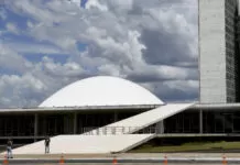 Senado aprova limite de oito anos para inelegibilidade de políticos Imagens de Brasília - Fachada do Congresso Nacional, sede das duas Casas do Poder Legislativo brasileiro, em dia de eleiçao dos membros da Mesa Diretora para o biênio 2021/2022. As cúpulas abrigam os plenários da Câmara dos Deputados (côncava) e do Senado Federal (convexa), enquanto que nas duas torres - as mais altas de Brasília, com 100 metros - funcionam as áreas administrativas e técnicas que dão suporte ao trabalho legislativo diário das duas instituições. Obra do arquiteto Oscar Niemeyer.