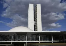 Análise: Temas fiscais remanescentes no Legislativo Fachada do Congresso Nacional, a sede das duas Casas do Poder Legislativo brasileiro. As cúpulas abrigam os plenários da Câmara dos Deputados (côncava) e do Senado Federal (convexa), enquanto que nas duas torres - as mais altas de Brasília - funcionam as áreas administrativas e técnicas que dão suporte ao trabalho legislativo diário das duas instituições. Obra do arquiteto Oscar Niemeyer.