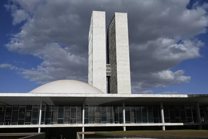 Fachada do Congresso Nacional, a sede das duas Casas do Poder Legislativo brasileiro. As cúpulas abrigam os plenários da Câmara dos Deputados (côncava) e do Senado Federal (convexa), enquanto que nas duas torres - as mais altas de Brasília - funcionam as áreas administrativas e técnicas que dão suporte ao trabalho legislativo diário das duas instituições. Obra do arquiteto Oscar Niemeyer.