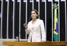 Rosana Valle apresenta projeto para que companhias aéreas rastreiem bagagens com chips Rosana Valle