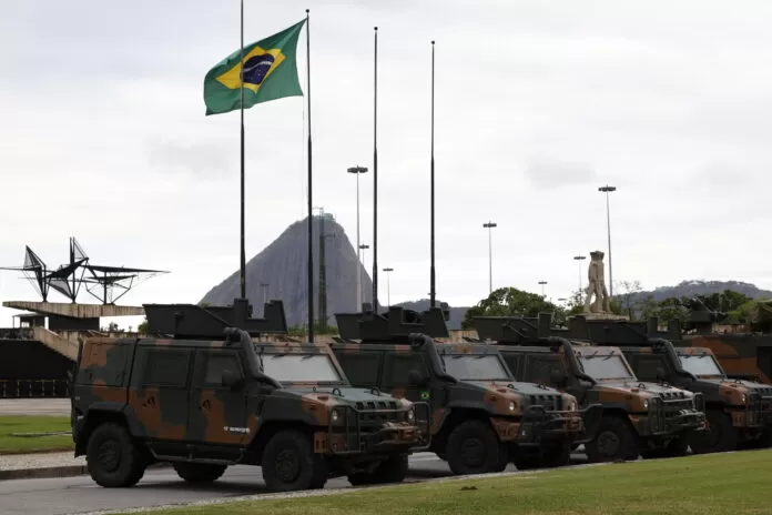 Rio de Janeiro (RJ), 03/07/2025 – Veículos militares das Forças Armadas reforçam a segurança no entorno do Museu de Arte Moderna (MAM), onde acontece a Cúpula do Brics.