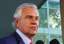 Governos estaduais tentam blindar exportadores de tarifaço com pacotes emergenciais de crédito Brasília (DF) 10/08/2023 - O governador de Goiás, Ronaldo Caiado fala com jornalista na saída do ministério da Fazenda, após encontro com ministro, Fernando Haddad.