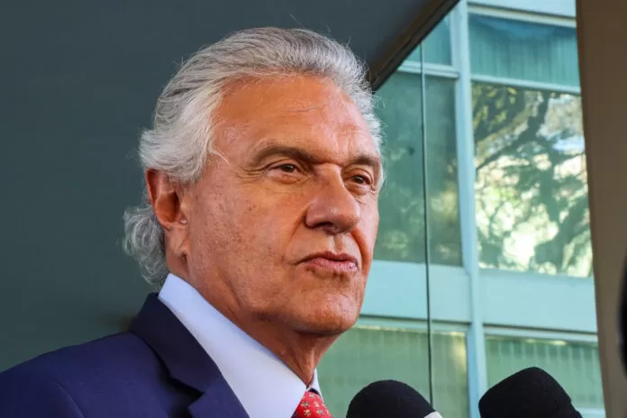 Brasília (DF) 10/08/2023 - O governador de Goiás, Ronaldo Caiado fala com jornalista na saída do ministério da Fazenda, após encontro com ministro, Fernando Haddad.