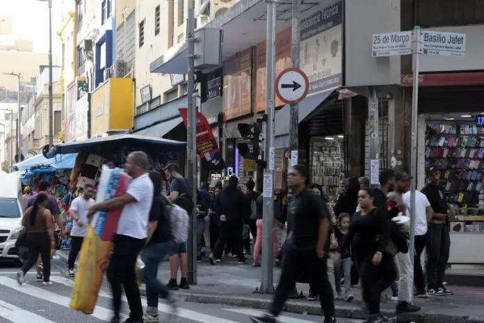 São Paulo (SP), 17/07/2025 - Movimento na Rua 25 de Março, que sofreu críticas do governo dos Estados Unidos. população, censo, trabalho, desemprego, ibge