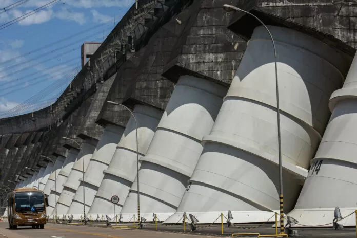 Foz do Iguaçu (PR), 02/01/2025 – Vista dos condutores da hidrelétrica de Itaipu Binacional, a hidrelétrica foi criada em 26 de abril de 1973 e regida em igualdade entre Brasil e Paraguai. A usina está localizada no Rio Paraná, no trecho de fronteira entre o Brasil e o Paraguai, 14 km ao Norte da Ponte da Amizade, nos municípios de Foz do Iguaçu, no Brasil, e Hernandarias, no Paraguai.