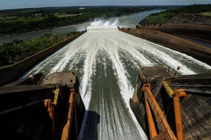 Foz do Iguaçu (PR), 02/01/2025 – Vista das comportas da hidrelétrica de Itaipu Binacional, a hidrelétrica foi criada em 26 de abril de 1973 e regida em igualdade entre Brasil e Paraguai. A usina está localizada no Rio Paraná, no trecho de fronteira entre o Brasil e o Paraguai, 14 km ao Norte da Ponte da Amizade, nos municípios de Foz do Iguaçu, no Brasil, e Hernandarias, no Paraguai.