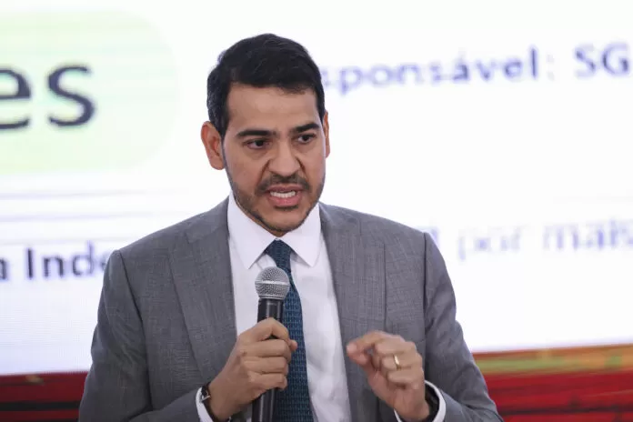 Foto: Marcelo Camargo/Agência Brasil Brasília (DF), 25/10/2024 - O advogado-geral da União, Jorge Messias, participa de cerimônia de assinatura do novo acordo de repactuação da reparação dos danos da tragédia de Mariana (MG).