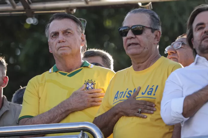 Manifestação em defesa da anistia aos condenados nos atos golp Brasília (DF), 07/05/2025 - O ex presidente, Jair Bolsonaro (e) e pastor, Silas Malafaia (d), participam da manifestação em defesa da anistia aos condenados nos atos golpistas de 8 de Janeiro
