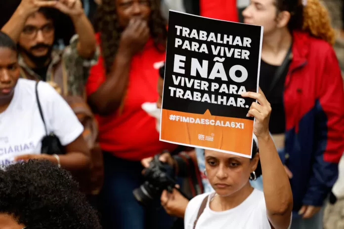 Rio de Janeiro (RJ), 15/11/2024 - Manifestantes se reunem em protesto pelo fim da jornada de trabalho 6 x 1, na Cinelândia, centro da cidade.