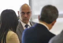 STF considera injusta inclusão de esposa de Moraes em sanções internacionais Brasília (DF), 24/10/2023 - O ministro do Supremo Tribunal Federal, Alexandre de Moraes, durante reunião com parlamentares para receber o relatório oficial da CPMI do 8 de Janeiro.
