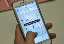 Câmara retoma debate sobre regras dos trabalhadores de aplicativos em agosto Usuário pedindo carro em aplicativo.