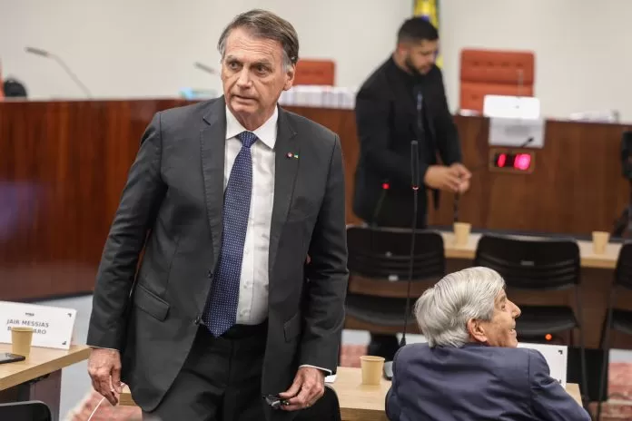 Brasília (DF), 10/06/2025 - O ex presidente Jair Bolsonaro chegando para depoimento na 1 turma do STF. O ministro do Supremo Tribunal Federal (STF) Alexandre de Moraes começa a ouvir os réus do núcleo 1 na ação da trama golpista, os interrogatórios ocorrerão presencialmente na sala de julgamentos da primeira turma da corte
