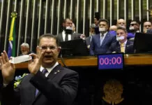 Análise: Líderes de centro vão à reunião com a missão de desmobilizar ocupação pró-Bolsonaro Brasília (DF), 05/08/2025 - Deputado Sóstenes Cavalcante e parlamentares de oposição fazem ato tampando a boca com esparadrapo durante sessão da Câmara dos Deputados. oposição, PL, Bolsonaro