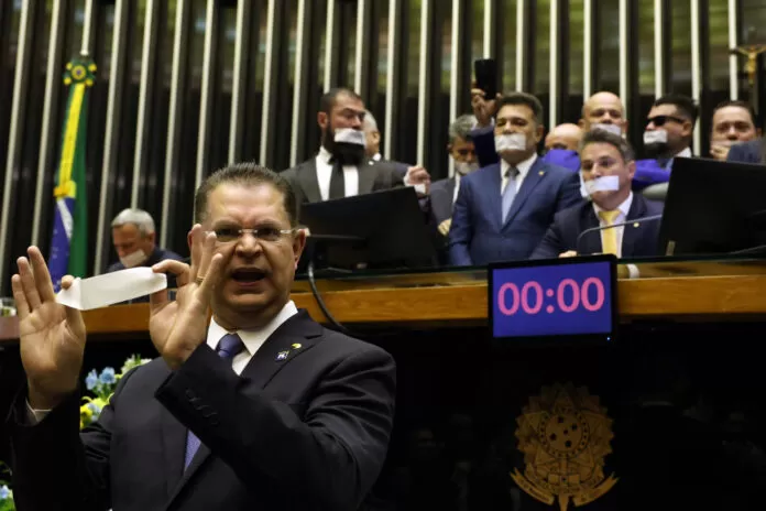 Brasília (DF), 05/08/2025 - Deputado Sóstenes Cavalcante e parlamentares de oposição fazem ato tampando a boca com esparadrapo durante sessão da Câmara dos Deputados. oposição, PL, Bolsonaro