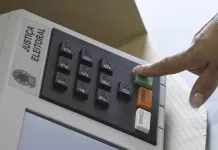 CCJ do Senado aprova novo Código Eleitoral Eleições 2018 - Primeiro turno Domingo, 07 de outubro de 2018, dia de votação em primeiro turno das eleições no Brasil. O brasileiro escolherá candidatos para os cargos de deputado federal, deputado estadual (distrital), senador (duas vagas), governador e presidente. Para não esquecer os números dos seus candidatos no momento da votação, a Justiça Eleitoral disponibiliza a chamada “cola eleitoral”, que pode ser levada à cabina de votação. É importante digitar o número de cada candidato com atenção e conferir a foto do político escolhido antes de apertar a tecla “Confirma”. Caso ocorra algum erro, o eleitor pode apertar a tecla “Corrige” antes de finalizar o processo e digitar o número novamente. Centro de Ensino Fundamental (CEF) 14 - Taguatinga Norte/DF. Foto: Edilson Rodrigues/Agência Senado urna eletrônica, eleições, votação