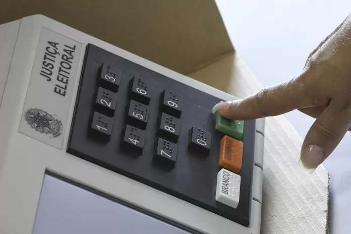 Eleições 2018 - Primeiro turno Domingo, 07 de outubro de 2018, dia de votação em primeiro turno das eleições no Brasil. O brasileiro escolherá candidatos para os cargos de deputado federal, deputado estadual (distrital), senador (duas vagas), governador e presidente. Para não esquecer os números dos seus candidatos no momento da votação, a Justiça Eleitoral disponibiliza a chamada “cola eleitoral”, que pode ser levada à cabina de votação. É importante digitar o número de cada candidato com atenção e conferir a foto do político escolhido antes de apertar a tecla “Confirma”. Caso ocorra algum erro, o eleitor pode apertar a tecla “Corrige” antes de finalizar o processo e digitar o número novamente. Centro de Ensino Fundamental (CEF) 14 - Taguatinga Norte/DF. Foto: Edilson Rodrigues/Agência Senado urna eletrônica, eleições, votação