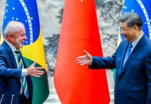 Lula e Xi Jinping conversam sobre cooperação estratégica em meio à tarifaço dos EUA 13.05.2025 - Presidente da República, Luiz Inácio Lula da Silva e o Presidente da República Popular da China, Xi Jinping, durante a cerimônia de assinatura de Atos, no Palácio do Povo. Pequim - China.