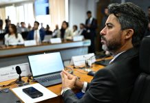 Senado marca sabatinas para indicados às agências reguladoras, mas impasse sobre ANTT persiste Comissão de Serviços de Infraestrutura (CI) realiza audiência pública interativa para promover um debate técnico e institucional acerca da situação orçamentária das agências reguladoras federais brasileiras, bem como os reflexos dessa conjuntura sobre a capacidade regulatória do Estado e a prestação de serviços públicos essenciais. Mesa: diretor substituto da Agência Nacional de Aviação Civil (Anac), Roberto José Silveira Honorato; diretor-geral da Agência Nacional de Mineração (ANM), Mauro Henrique Moreira Sousa; presidente da CI, senador Marcos Rogério (PL-RO); conselheira substituta do Conselho Diretor da Agência Nacional de Telecomunicações (Anatel), Cristiana Camarate Silveira Martins Leão Quinalia; diretor-geral da Agência Nacional do Petróleo, Gás Natural e Biocombustíveis (ANP), Bruno Conde Caselli. Bancada: diretora-geral substituta da Agência Nacional de Transportes Aquaviários (Antaq), Flávia Takafashi; diretor-geral substituto da Agência Nacional de Transportes Terrestres (ANTT), Felipe Fernandes Queiroz; diretora-geral substituta da Agência Nacional de Energia Elétrica (Aneel), Agnes Maria de Aragão da Costa. sabatina