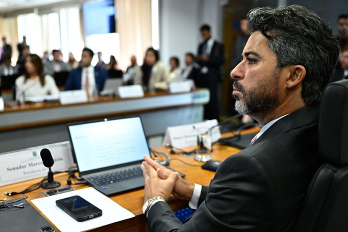 Comissão de Serviços de Infraestrutura (CI) realiza audiência pública interativa para promover um debate técnico e institucional acerca da situação orçamentária das agências reguladoras federais brasileiras, bem como os reflexos dessa conjuntura sobre a capacidade regulatória do Estado e a prestação de serviços públicos essenciais. Mesa: diretor substituto da Agência Nacional de Aviação Civil (Anac), Roberto José Silveira Honorato; diretor-geral da Agência Nacional de Mineração (ANM), Mauro Henrique Moreira Sousa; presidente da CI, senador Marcos Rogério (PL-RO); conselheira substituta do Conselho Diretor da Agência Nacional de Telecomunicações (Anatel), Cristiana Camarate Silveira Martins Leão Quinalia; diretor-geral da Agência Nacional do Petróleo, Gás Natural e Biocombustíveis (ANP), Bruno Conde Caselli. Bancada: diretora-geral substituta da Agência Nacional de Transportes Aquaviários (Antaq), Flávia Takafashi; diretor-geral substituto da Agência Nacional de Transportes Terrestres (ANTT), Felipe Fernandes Queiroz; diretora-geral substituta da Agência Nacional de Energia Elétrica (Aneel), Agnes Maria de Aragão da Costa. sabatina