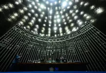 Senado pode votar unificação do prazo de inelegibilidade nesta terça-feira (26) Plenário do Senado Federal durante sessão deliberativa extraordinária. Ordem do dia. Na pauta, projeto que assegura a isenção do Imposto de Renda para quem recebe até dois salários mínimos. Mesa: presidente do Senado Federal, senador Davi Alcolumbre (União-AP); secretário-geral da Mesa do Senado Federal, Danilo Augusto Barboza de Aguiar.