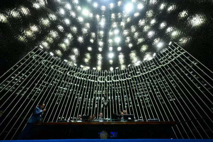 Plenário do Senado Plenário do Senado Federal durante sessão deliberativa extraordinária. Ordem do dia. Na pauta, projeto que assegura a isenção do Imposto de Renda para quem recebe até dois salários mínimos. Mesa: presidente do Senado Federal, senador Davi Alcolumbre (União-AP); secretário-geral da Mesa do Senado Federal, Danilo Augusto Barboza de Aguiar.