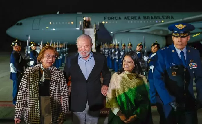 Presidente da República, Luiz Inácio Lula da Silva, durante chegada a Bogotá. Aeroporto Internacional El Dorado, Comando Aéreo de Transporte Militar – Bogotá (Colômbia)