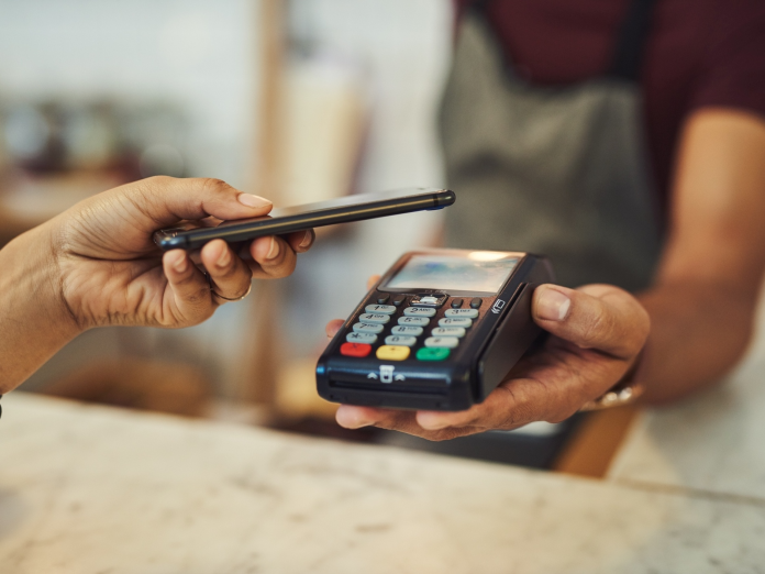 cliente-paga-conta-com-celular-s pix, pagamento, celular, aproximação