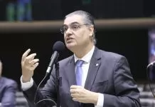 Sem consenso sobre o texto, deputados adiam votação da PEC das prerrogativas parlamentares Discussão e Votação de Propostas Legislativas. Dep. Lafayette de Andrada (REPUBLICANOS - MG) câmara dos deputados