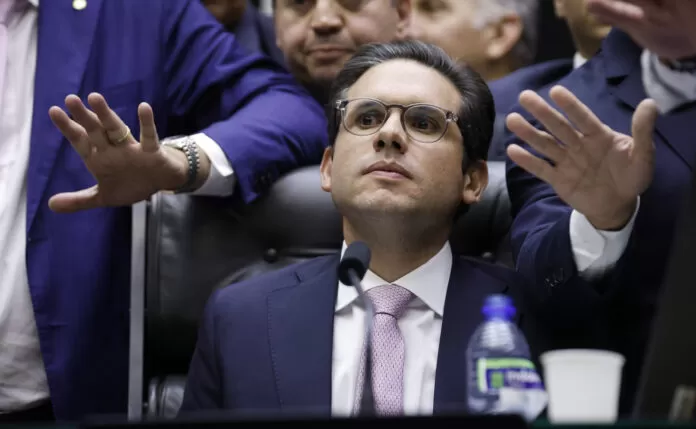 Presidente da Câmara dos Deputados, Jugo Motta retoma sua cadeira após ocupação feita por parlamentares apoiadores de Jair Bolsonaro