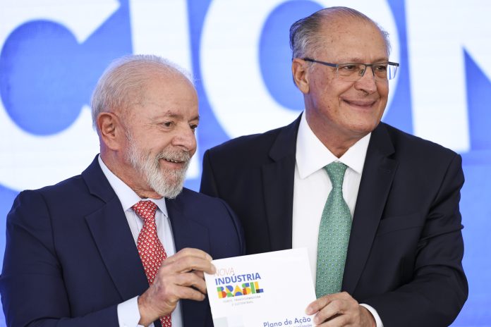 Brasília (DF), 12/02/2025 - O presidente Luiz Inácio Lula da Silva e o vice-presidente Geraldo Alckmin participam da cerimônia que celebra um ano do programa Nova Indústria Brasil e do lançamento da Missão 6: Tecnologias de Interesse para a Soberania e Defesa Nacionais, no Palácio do Planalto. tarifaço