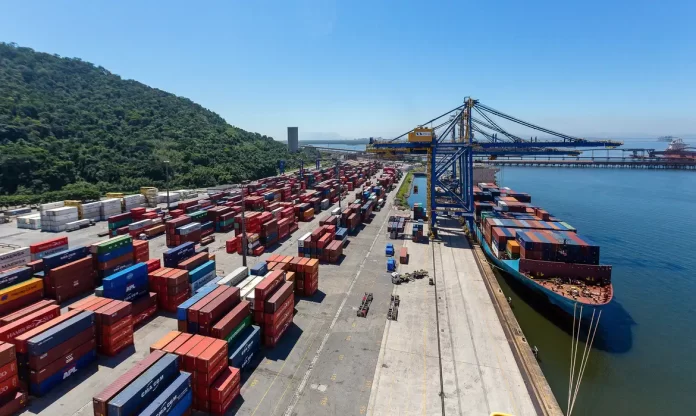 Navio de carga. porto, produção, exportação, importação importações exportações