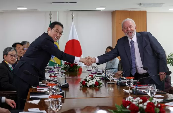 Brasília (DF) 03/05/2024 – O presidente Luiz Inácio Lula da Silva recebe o primeiro-ministro do Japão, Fumio Kishida, em cerimônia oficial de chegada, no Palácio do Planalto. Durante a reunião bilateral, Lula e Kishida vão discutir o aumento dos fluxos de comércio de carne bovina e investimentos, cooperação em iniciativas ambientais, parceria em transição energética e iniciativas de combate à fome e à pobreza.