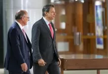 Comissão quer ouvir Haddad e Alckmin sobre auxílio a exportadores Brasília, DF 20/11/2023 O vice-presidente Geraldo Alckmin e o ministro da Fazenda, Fernando Haddad, chegam para participar da celebração do Dia da Consciência Negra, no Palácio do Planalto.